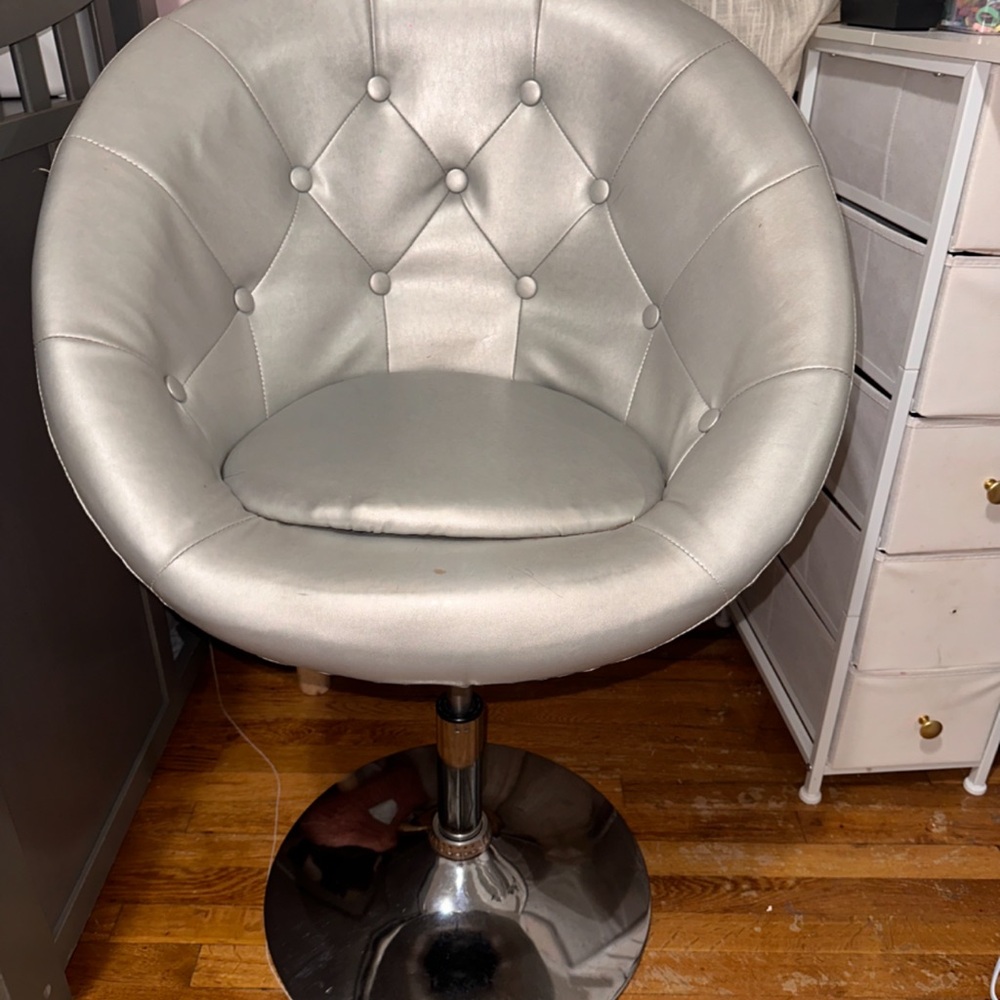 Impressions Antoinette
Round Tufted Vanity
Chair with 360 Degree